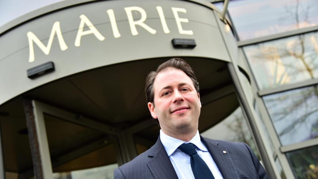 maire_devant_mairie